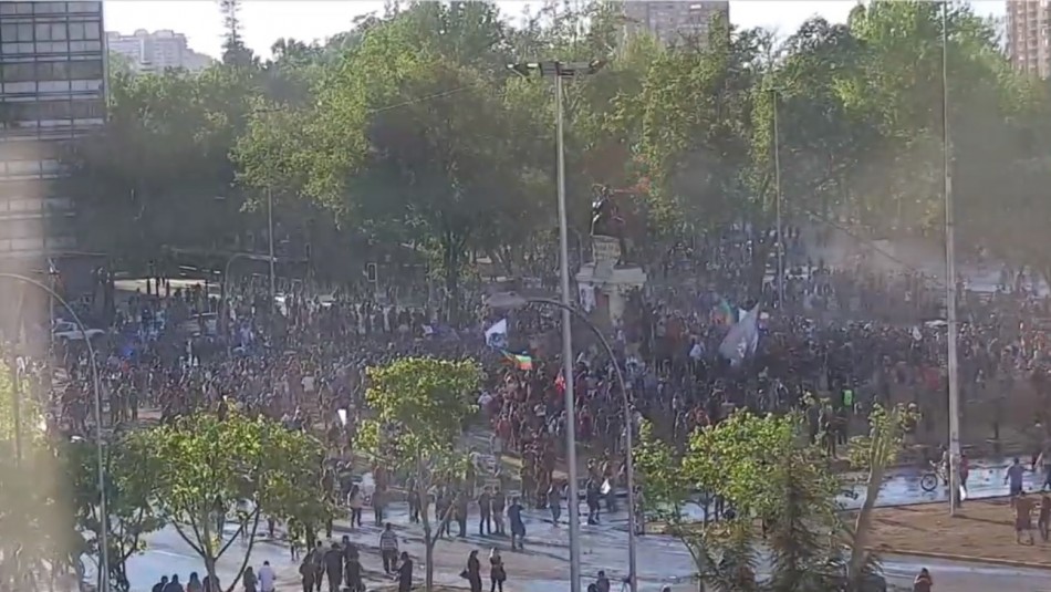 Video muestra cómo manifestantes se toman Plaza Italia Video muestra cómo manifestantes se toman Plaza Italia