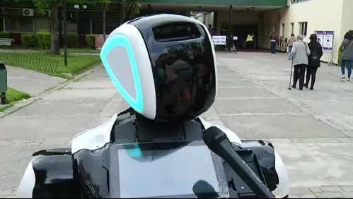 Instalan robot para ayudar a votantes en colegio de Las Condes