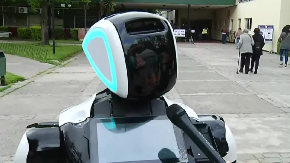 Instalan robot para ayudar a votantes en colegio de Las Condes Instalan robot para ayudar a votantes en colegio de Las Condes