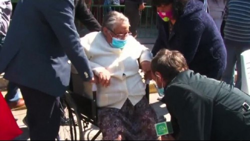 Mujer de 80 años sufre caída en local, pero igual vota: 'Ya puedo respirar un poquito mejor'