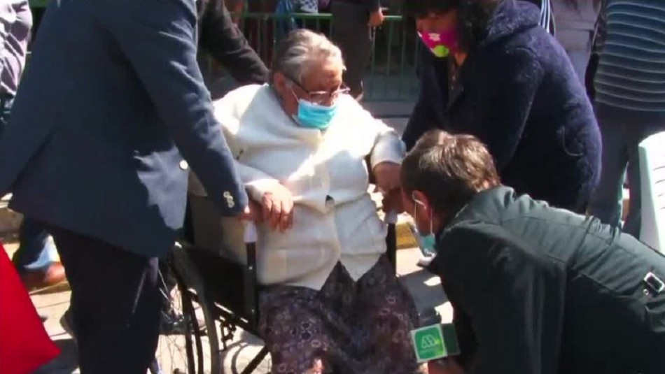 Mujer de 80 años sufre caída en local, pero igual vota: Mujer de 80 años sufre caída en local, pero igual vota: