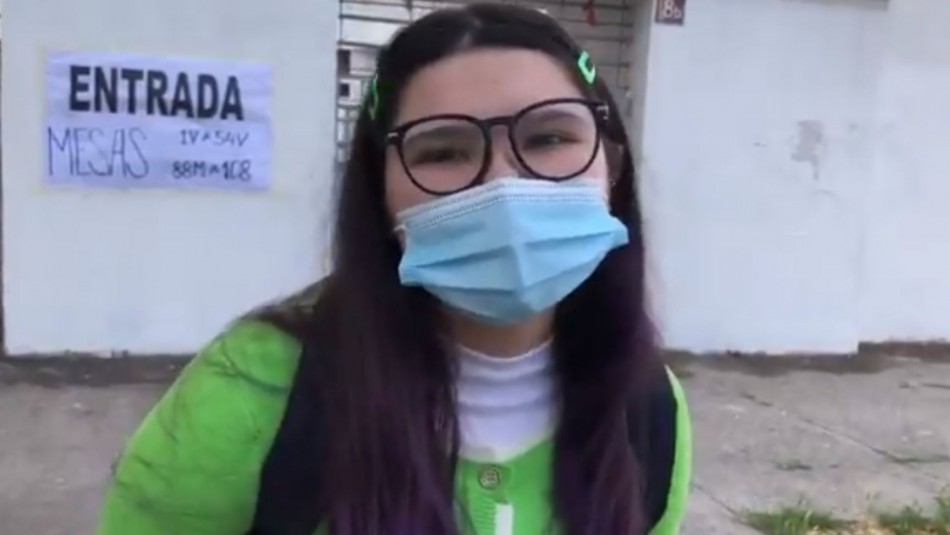 Joven de 17 años que no vota regala lápices de pasta: Joven de 17 años que no vota regala lápices de pasta:
