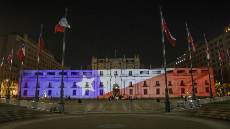 Proyectan bandera de Chile en frontis de La Moneda tras triunfo del Apruebo