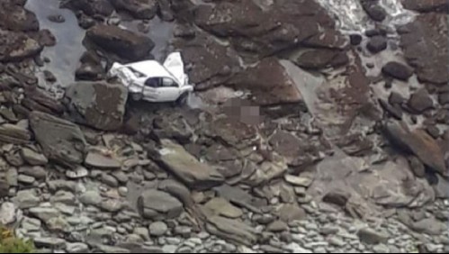 Mujer muere tras caer con su vehículo en roqueríos en Valdivia