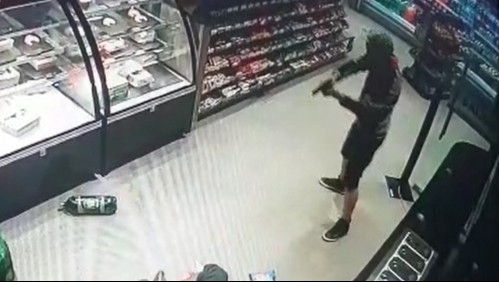 Tres menores de edad cometen violento robo en servicentro de Providencia