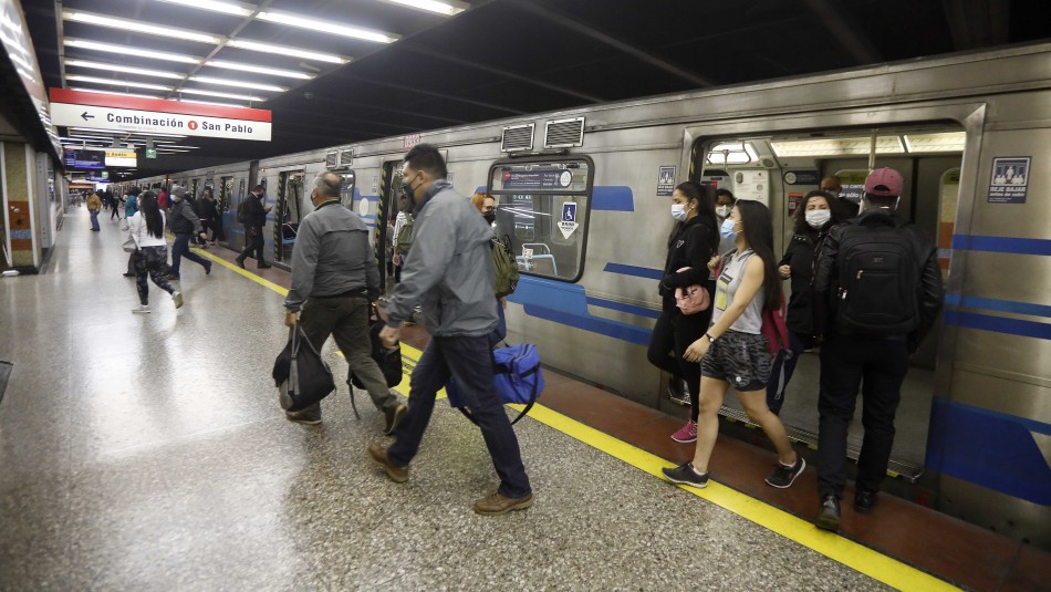 Imagen referencial de archivo Metro cierra estación Baquedano debido a manifestaciones en Plaza Italia