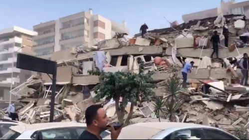 Videos muestran tsunami y colapso de edificios tras terremoto en Grecia y Turquía