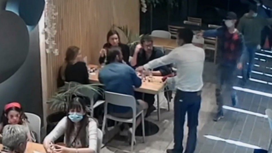 Asalto en restaurante de Vitacura Cámaras de vigilancia captan asalto con armas de fuego en restaurante de Vitacura