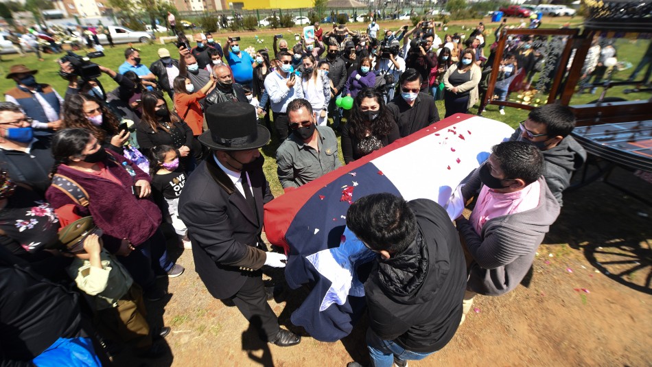 Masivo funeral de carabinero Eugenio Nain Caniumul General Rozas en masivo funeral de carabinero asesinado:
