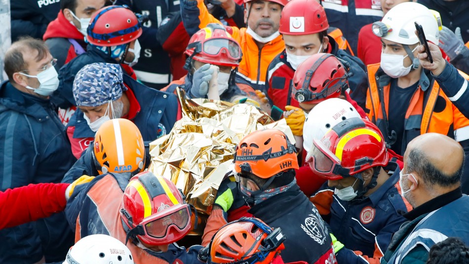 Dos niñas sobreviven tres días entre los escombros tras terremoto en Turquía Dos niñas sobreviven tres días entre los escombros tras terremoto en Turquía