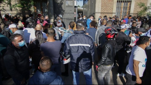 Cientos de migrantes hacen fila en Extranjería: Mayoría busca visa de trabajo