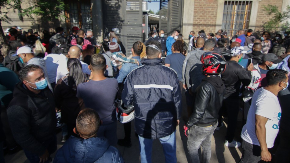 migracion cuba Cientos de migrantes hacen fila en Extranjería: Mayoría busca visa de trabajo