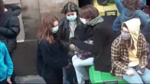 Alumnos bloquean ingreso a su escuela en protesta por medidas contra el coronavirus en Francia