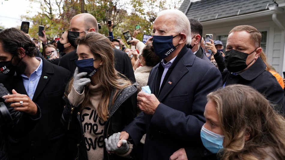 'Con la gracia de Dios': Biden firma la pared de su primer hogar