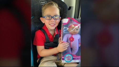 Niño conmueve al pedir de regalo una muñeca para 'ser un gran padre'