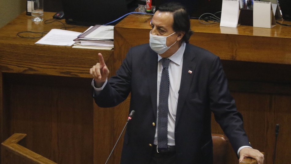 Víctor Pérez Víctor Pérez renuncia al Ministerio del Interior tras aprobarse la AC en su contra