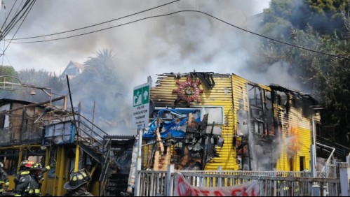 Gran incendio afecta restaurante en Concón