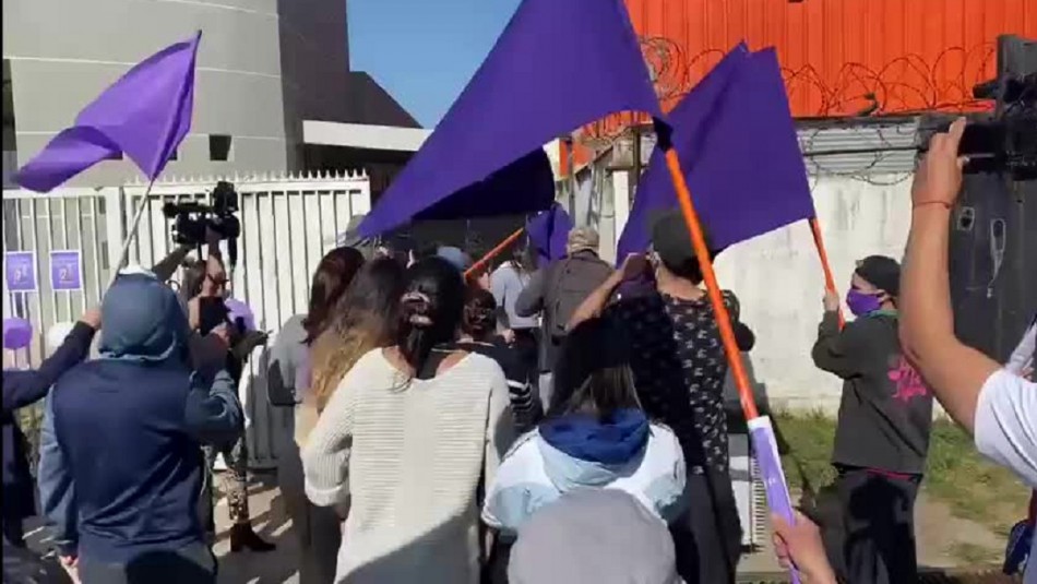 Caso Pascale: Manifestantes botan portón y entran al tribunal tras postergación de formalización Caso Pascale: Manifestantes botan portón y entran al tribunal tras postergación de formalización