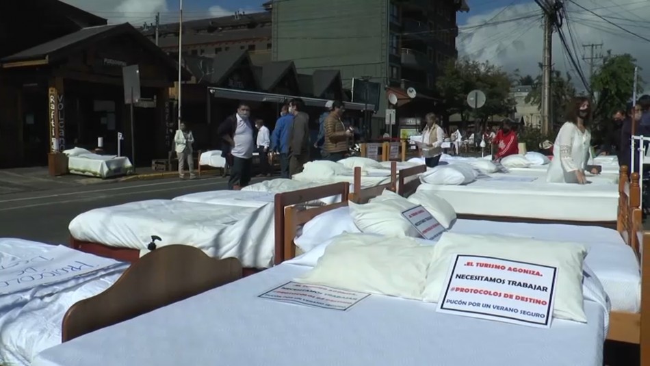 Camas de hoteles en calles de Pucón en protesta por falta de protocolo para reactivar turismo Camas de hoteles en calles de Pucón en protesta por falta de protocolo para reactivar turismo