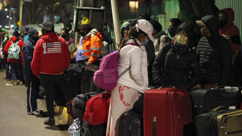 Más de 300 venezolanos esperan afuera del Terminal San Borja tras llegar desde Iquique Más de 300 venezolanos esperan afuera del Terminal San Borja tras llegar desde Iquique