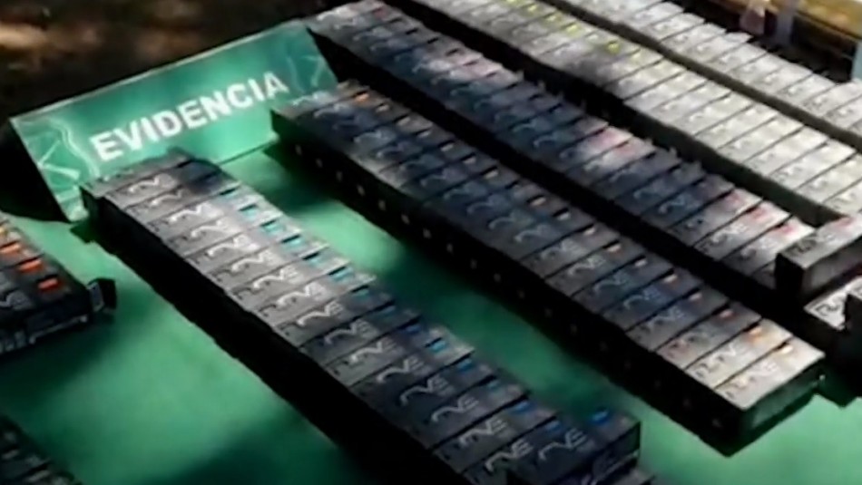 Carabineros logra incautar caja con vaporizadores de marihuana en Las Condes Carabineros logra incautar caja con más de 300 vaporizadores de marihuana en Las Condes