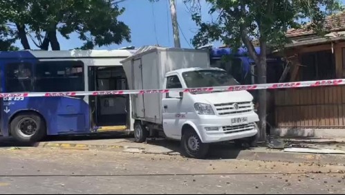Bus del transporte público chocó y se metió a una casa en la comuna de Santiago