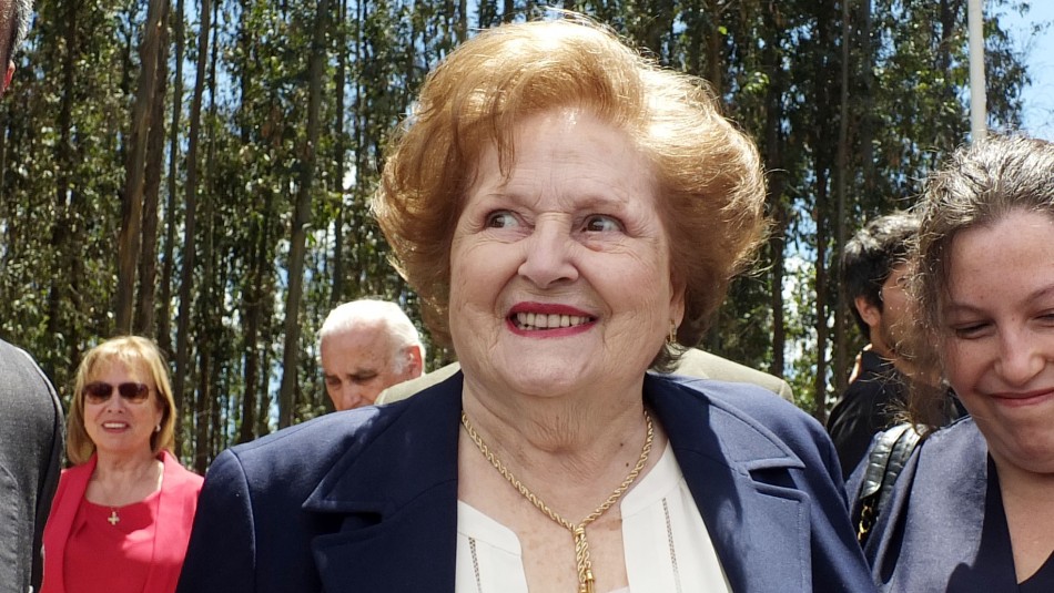 Lucía Hiriart Lucía Hiriart es internada en el Hospital Militar para realizarse exámenes
