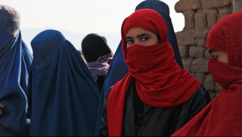 Talibanes la dejaron ciega a puñaladas para que dejara a trabajar: Ella sospecha de su papá