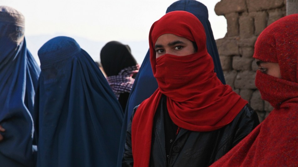 Talibanes la dejaron ciega a puñaladas para que dejara a trabajar: Ella sospecha de su papá Talibanes la dejaron ciega a puñaladas para que dejara a trabajar: Ella sospecha de su papá