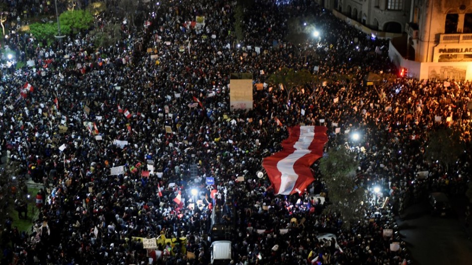Miles de peruanos marchan contra el nuevo presidente Merino