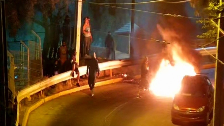 Turba destruye centro comunitario de seguridad en Lo Barnechea Turba destruye centro comunitario de seguridad en Lo Barnechea