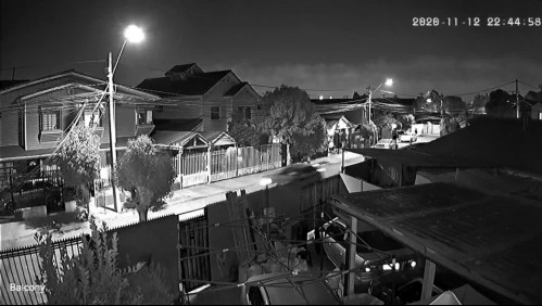 Video registra violento portonazo a joven que fue seguida desde Pudahuel hasta Maipú