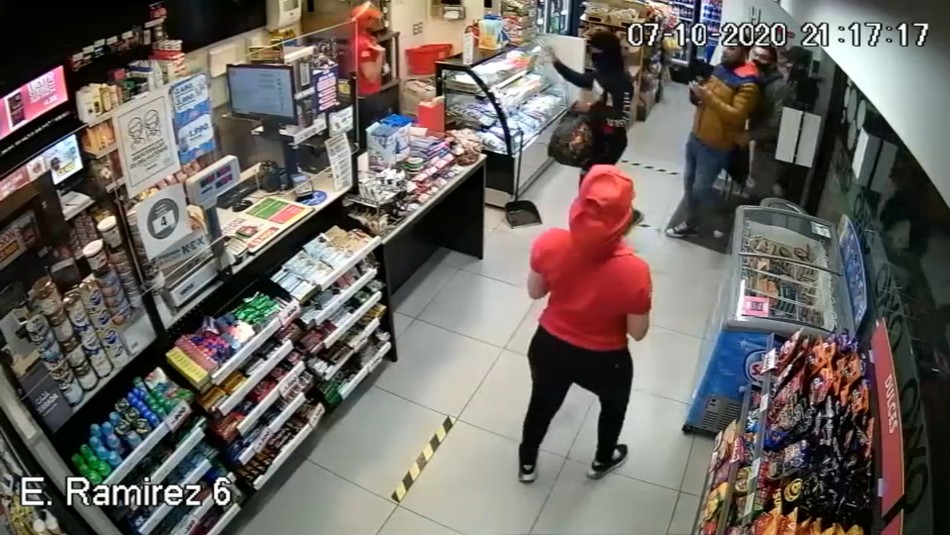 saqueo oxxo santiago Video registra saqueo a local comercial con participación de menores de edad