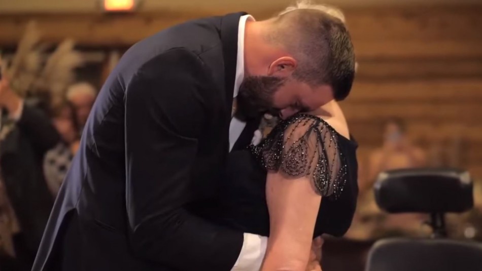 Baile hijo con madre con ELA El emotivo video de un hijo bailando en su matrimonio con su madre con ELA