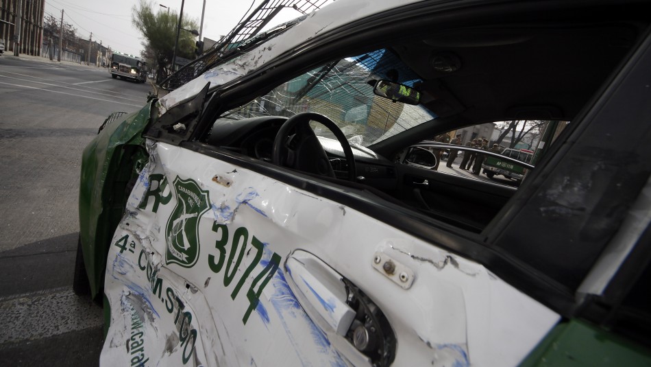 Carabinera se encuentra grave tras ser atropellada por sujetos que robaron un auto Carabinera se encuentra grave tras ser atropellada por sujetos que robaron un auto