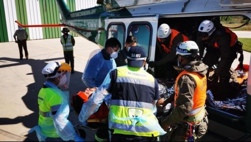 Carabineros rescata con helicóptero a deportista que tuvo accidente en la cima del cerro Peine