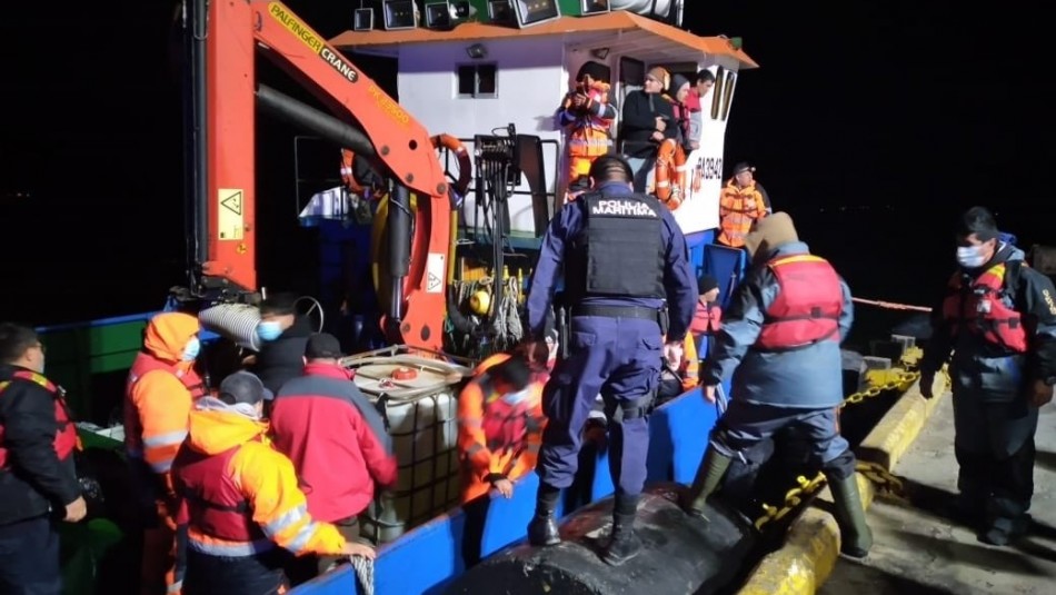 Rescate de la Armada en embarcación en Puerto Natales Armada rescató a 22 personas a bordo de embarcación que sufrió accidente en Puerto Natales