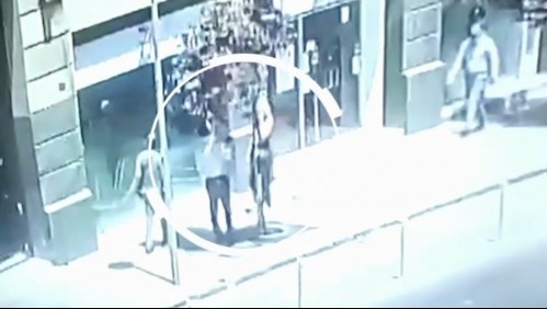 Video muestra momento en que sujetos estafan a mujer que quería cambiar dólares