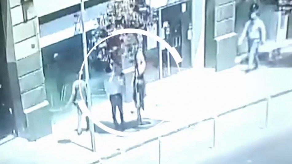 Video muestra momento en que sujetos estafan a mujer que quería cambiar dólares Video muestra momento en que sujetos estafan a mujer que quería cambiar dólares