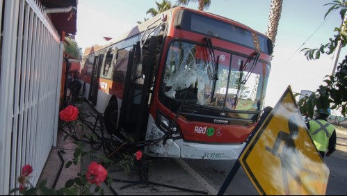 'Estaría lamentando una trágica muerte': Bus choca 2 casas en Maipú y casi alcanza a una mujer