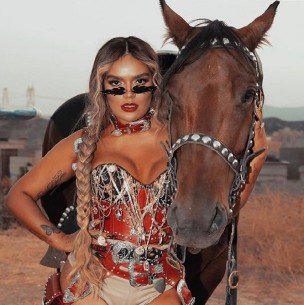 Azul fantasía: Karol G cambia radicalmente su look y genera comentarios divididos Azul fantasía: Karol G cambia radicalmente su look y genera comentarios divididos