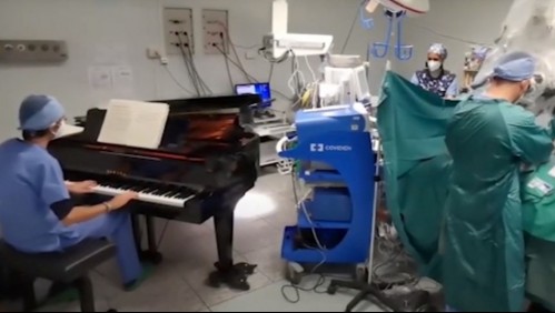 Operan a un niño de diez años mientras un médico toca el piano en el quirófano