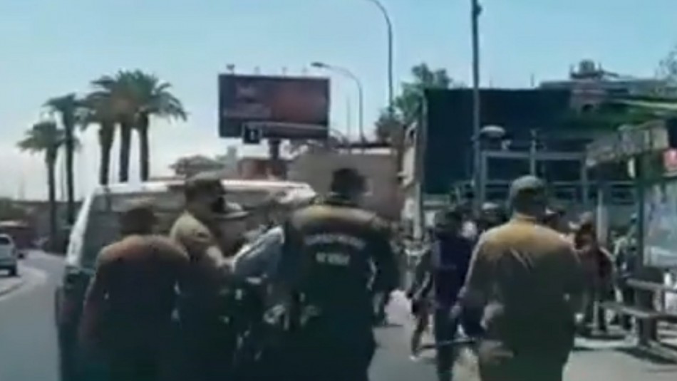 Ambulantes y carabineros protagonizan violento enfrentamiento en Estación Central Ambulantes y carabineros protagonizan violento enfrentamiento en persa de Estación Central