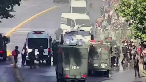 Manifestación en cercanías de La Moneda genera cortes de tránsito y cierre de estación de Metro