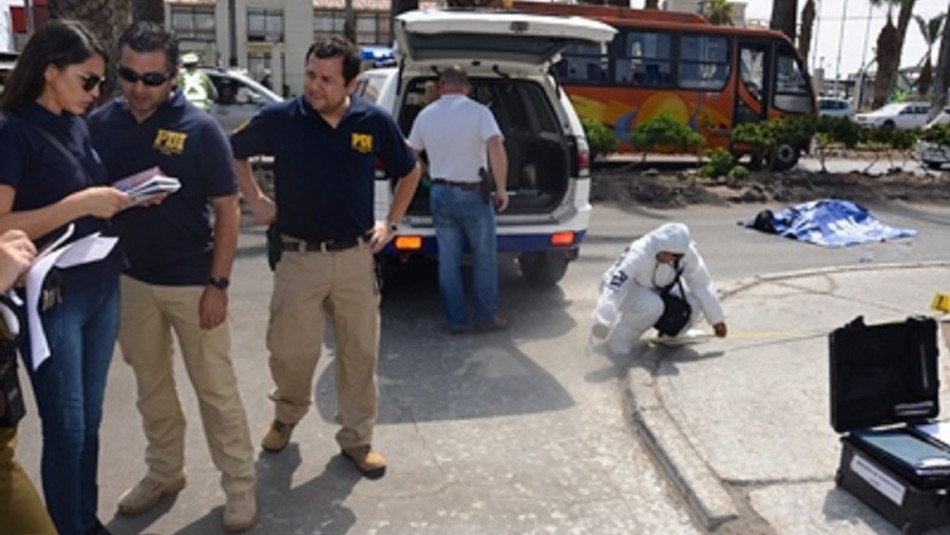 Condenan por femicidio a hombre que apuñaló 19 veces a su expareja Condenan a hombre que apuñaló y asesinó a su exesposa en plena calle en Arica