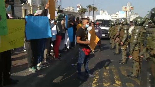 Protesta de ambulantes en Estación Central provoca desvíos y acción de Carabineros
