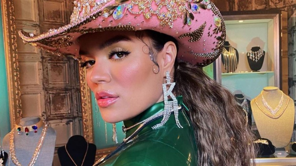 Karol G llega con look Karol G llega con look