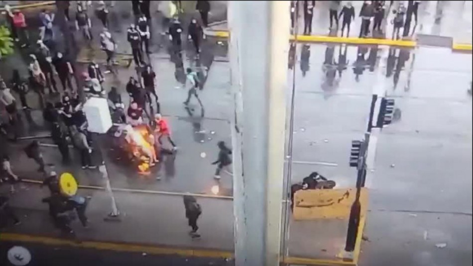 Manifestante resulta quemado tras intentar lanzar bomba molotov a Carabineros Manifestante resulta quemado tras intentar lanzar bomba molotov a Carabineros