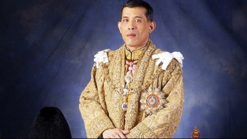 El polémico protocolo del Rey de Tailandia: Mujeres y hombres se deben arrastrar a sus pies