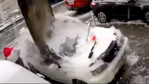 Un milagro: Placa de dos toneladas cayó a centímetros de hombre que limpiaba su auto